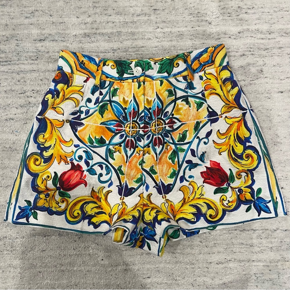 Dolce & Gabbana Shorts IT38